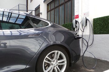 Electric vehicle charging station