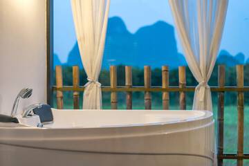 Deep soaking bathtub