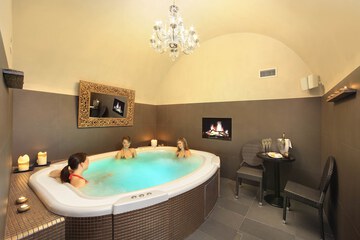 Indoor spa tub