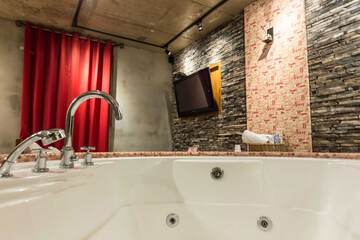 Deep soaking bathtub