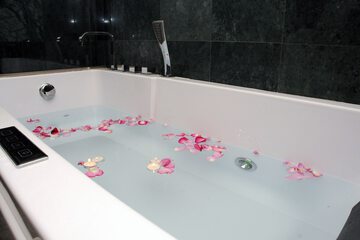 Deep soaking bathtub