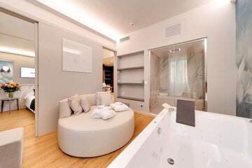 Private spa tub