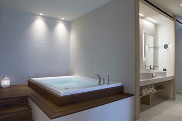 Private spa tub