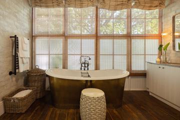 Deep soaking bathtub