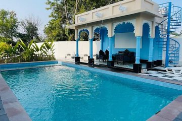 Indoor/outdoor pool