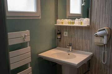 Bathroom sink