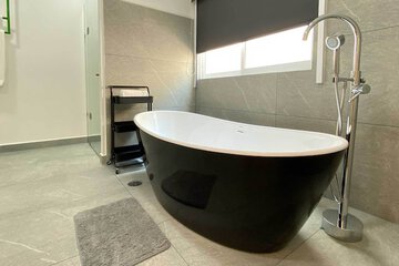 Deep soaking bathtub