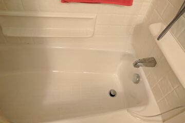 Deep soaking bathtub