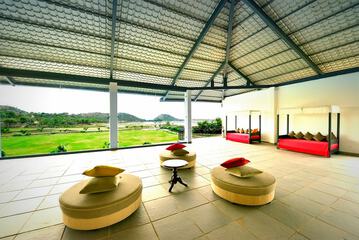 Lobby lounge