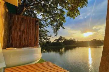Deep soaking bathtub