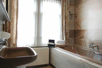 Deep soaking bathtub