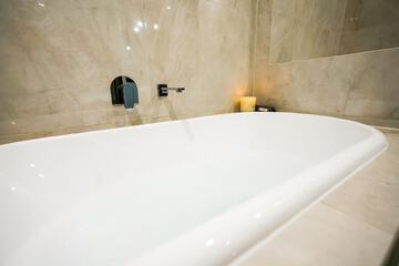 Deep soaking bathtub