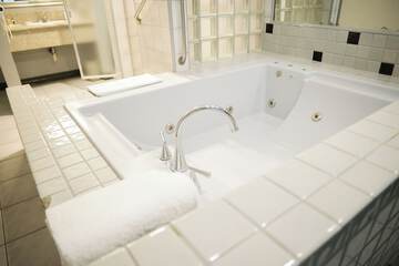 Jetted tub