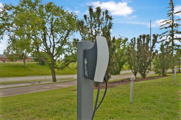 Electric vehicle charging station