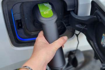Electric vehicle charging station
