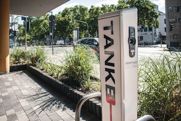 Electric vehicle charging station