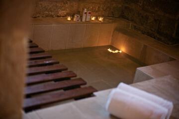 Deep soaking bathtub