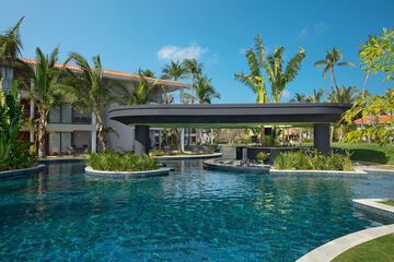 Swim-up bar