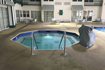 Indoor spa tub