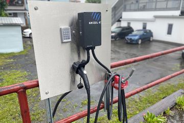 Electric vehicle charging station