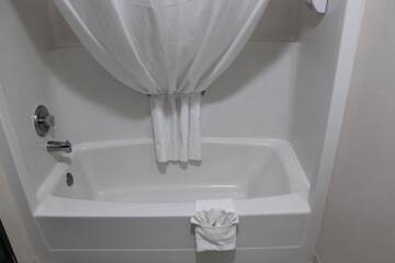 Deep soaking bathtub