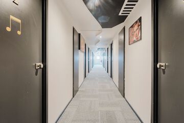 Handrails in hallways