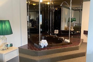 Deep soaking bathtub