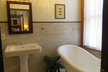 Deep soaking bathtub