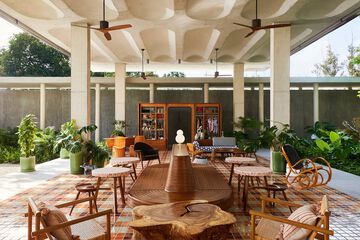 Lobby lounge