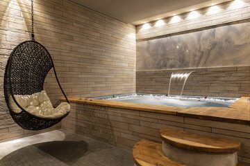 Indoor spa tub