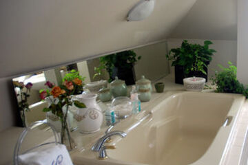 Deep Soaking Bathtub