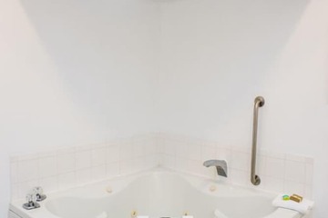 Jetted tub