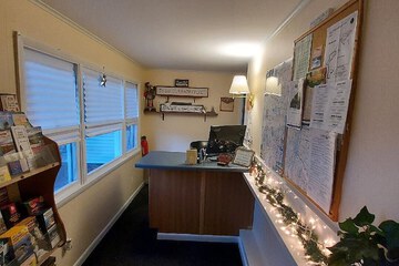 Check-in/check-out kiosk