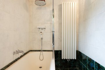 Deep soaking bathtub