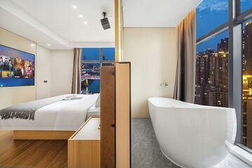 Deep soaking bathtub