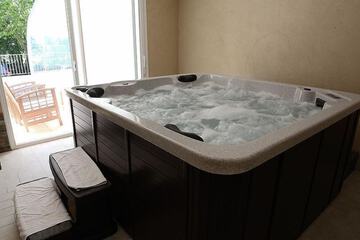 Indoor spa tub