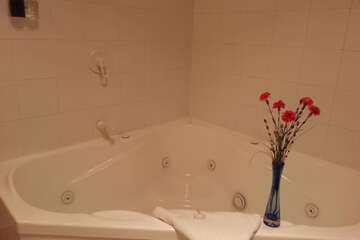 Deep soaking bathtub