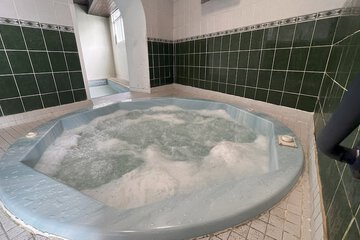 Indoor spa tub