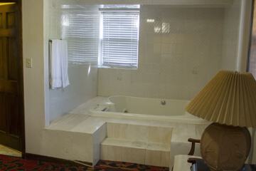 Deep soaking bathtub