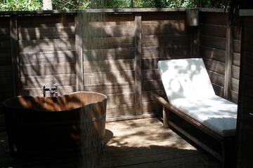 Deep soaking bathtub