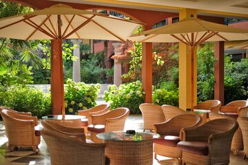 Lobby lounge