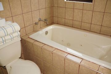 Deep soaking bathtub