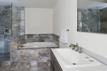 Deep soaking bathtub