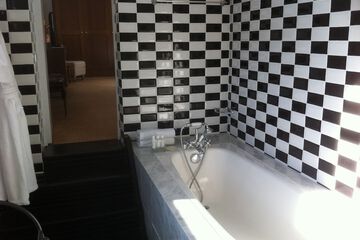 Deep soaking bathtub