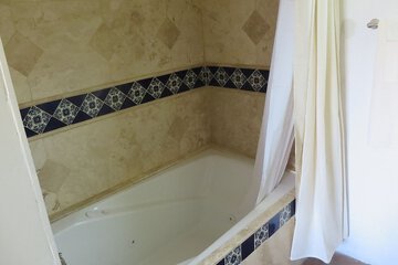 Deep soaking bathtub