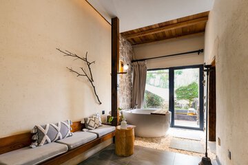 Deep soaking bathtub