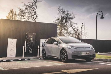 Electric vehicle charging station