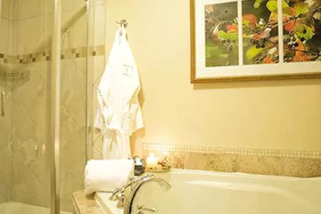 Deep soaking bathtub