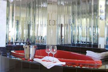 Deep soaking bathtub