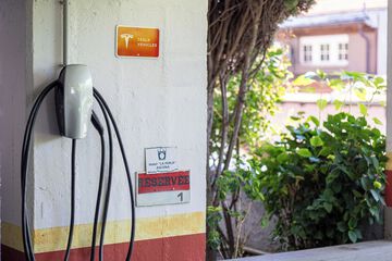 Electric vehicle charging station